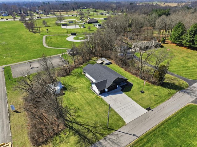 823 11th Street SW, Demotte, IN 46310