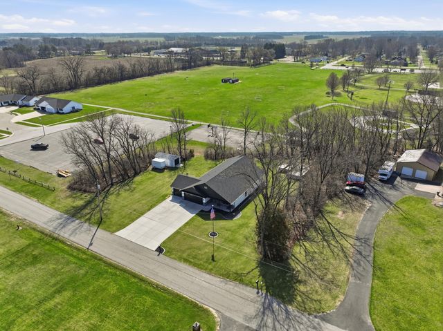 823 11th Street SW, Demotte, IN 46310