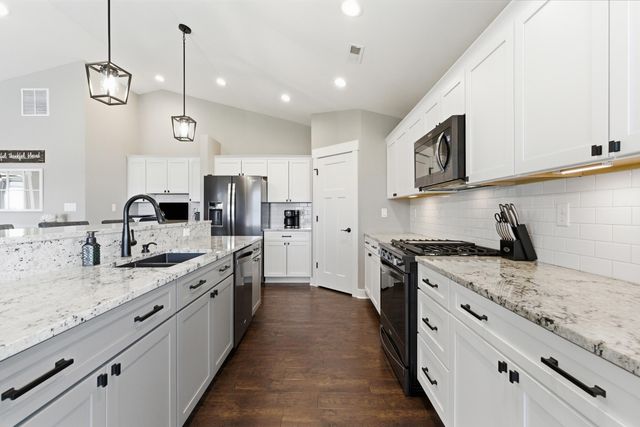 823 11th Street SW, Demotte, IN 46310