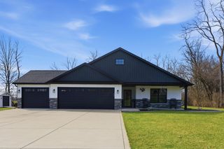 823 11th Street SW, Demotte, IN 46310
