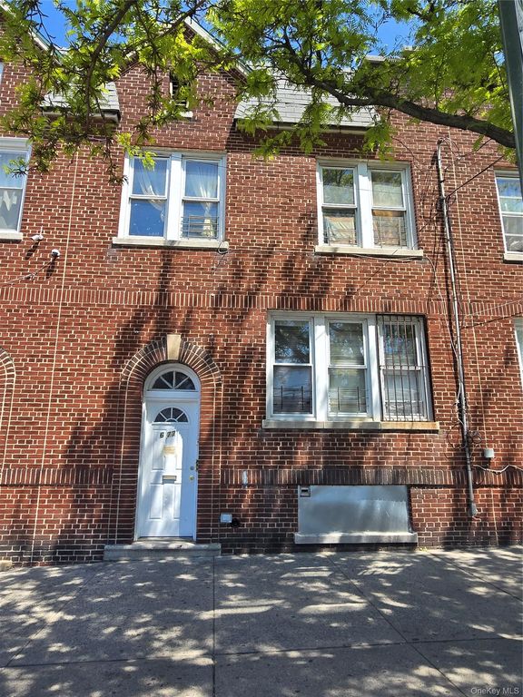 677 E 241st Street, Bronx, NY 10470