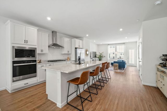 137 Yorktown Court, Libertyville, IL 60048