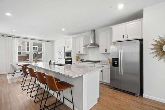 137 Yorktown Court, Libertyville, IL 60048