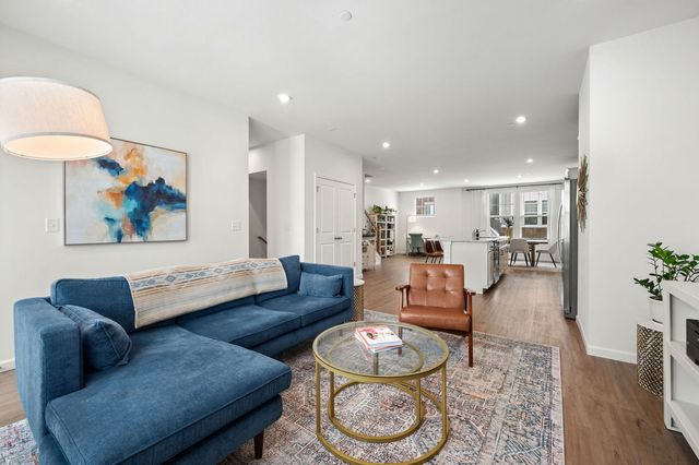 137 Yorktown Court, Libertyville, IL 60048