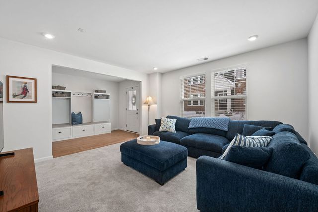 137 Yorktown Court, Libertyville, IL 60048