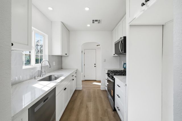 1101 N Conyer Street, Visalia, CA 93291