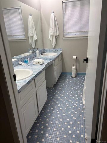 2256 Niagara Drive, Troy, MI 48083