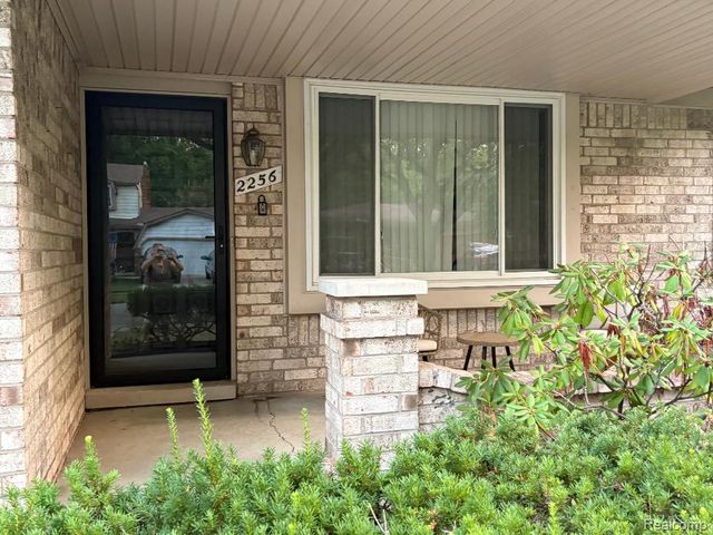 2256 Niagara Drive, Troy, MI 48083