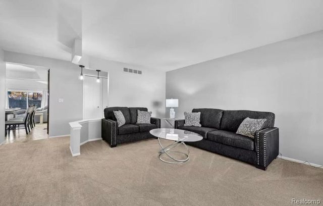 2256 Niagara Drive, Troy, MI 48083