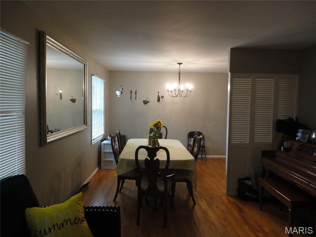 2240 Windsor Drive, St Louis, MO 63033