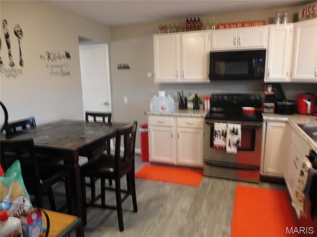 2240 Windsor Drive, St Louis, MO 63033