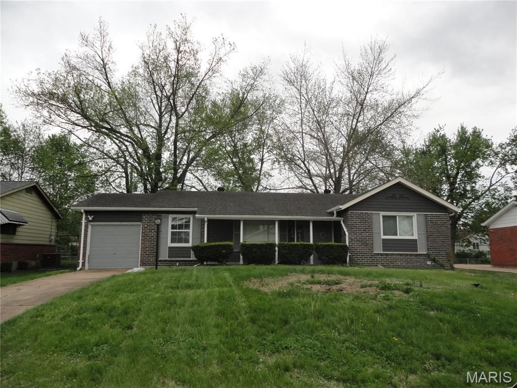 2240 Windsor Drive, St Louis, MO 63033