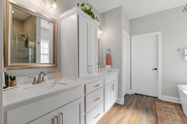 553 Bowden Dr, Clarksville, TN 37043