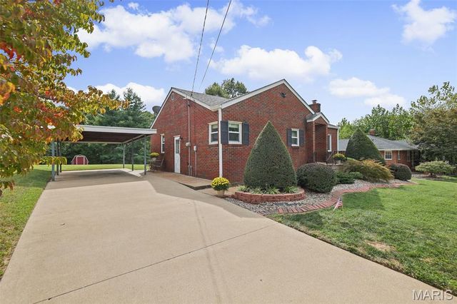110 E Country Lane, Collinsville, IL 62234