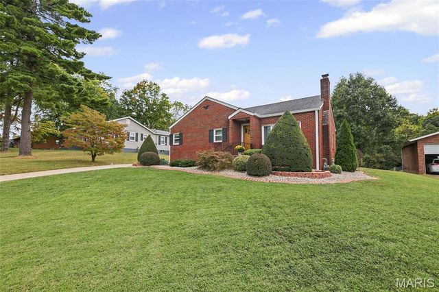 110 E Country Lane, Collinsville, IL 62234