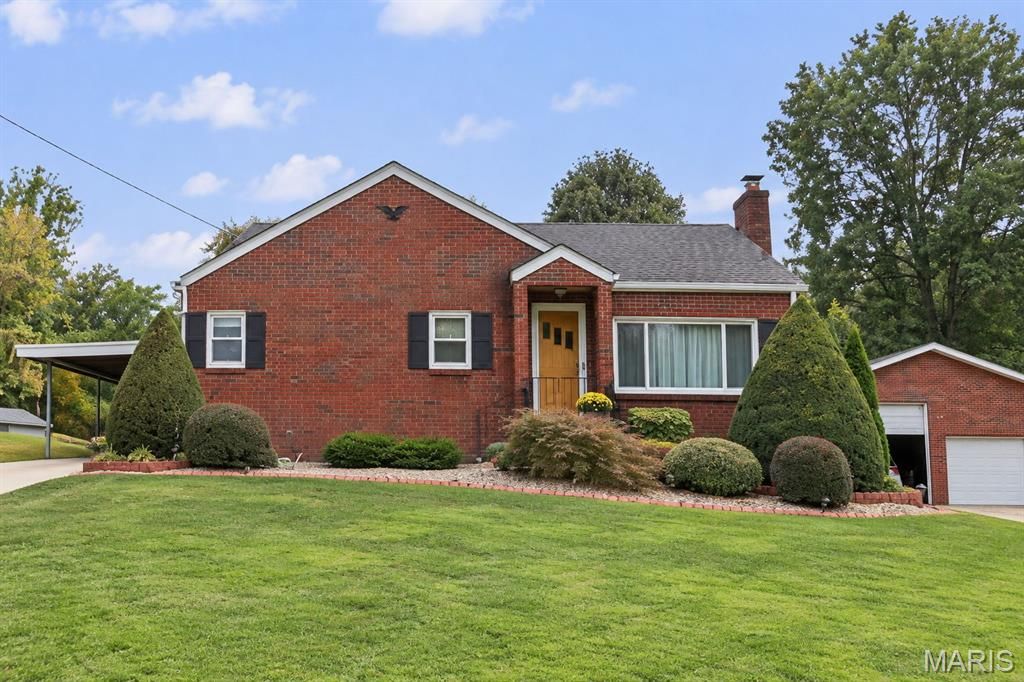 110 E Country Lane, Collinsville, IL 62234