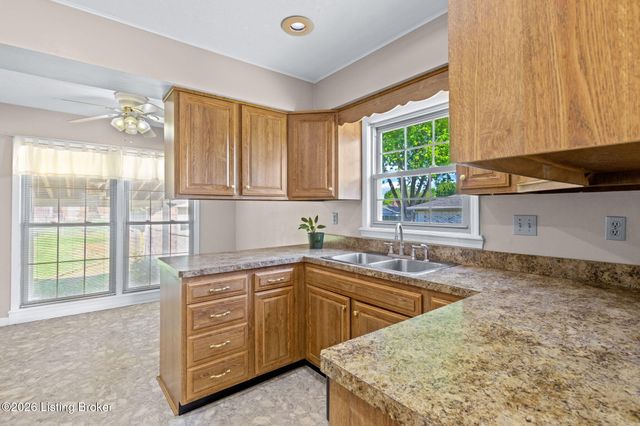 4908 Jerry Dr, Shepherdsville, KY 40165