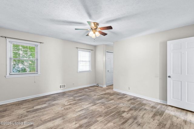 4908 Jerry Dr, Shepherdsville, KY 40165