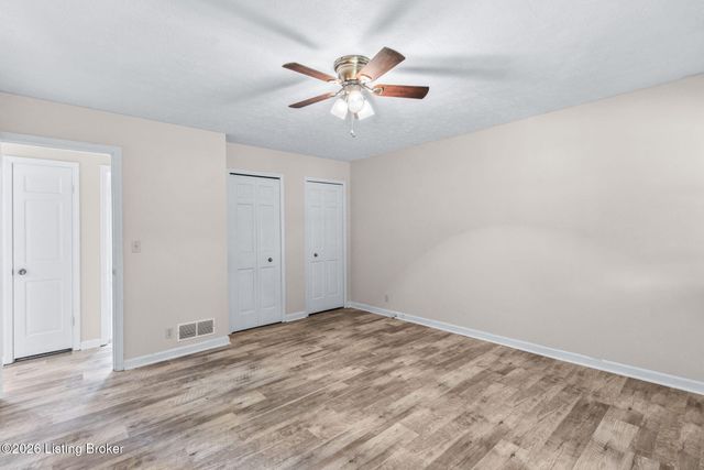 4908 Jerry Dr, Shepherdsville, KY 40165