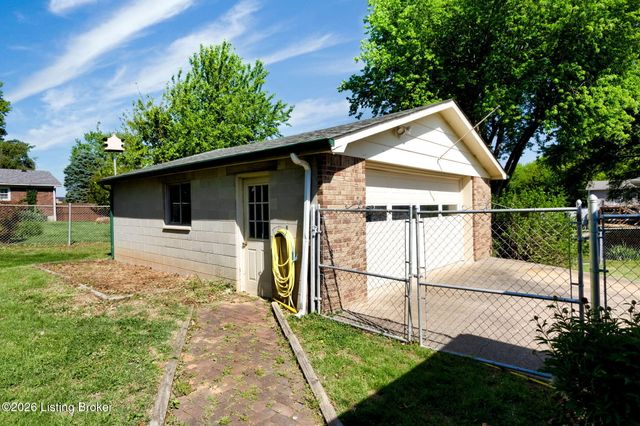 4908 Jerry Dr, Shepherdsville, KY 40165