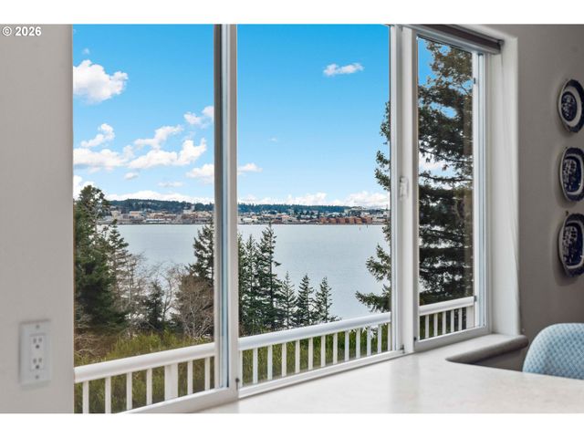 93961 BRIDGE VIEW Ln, North Bend, OR 97459