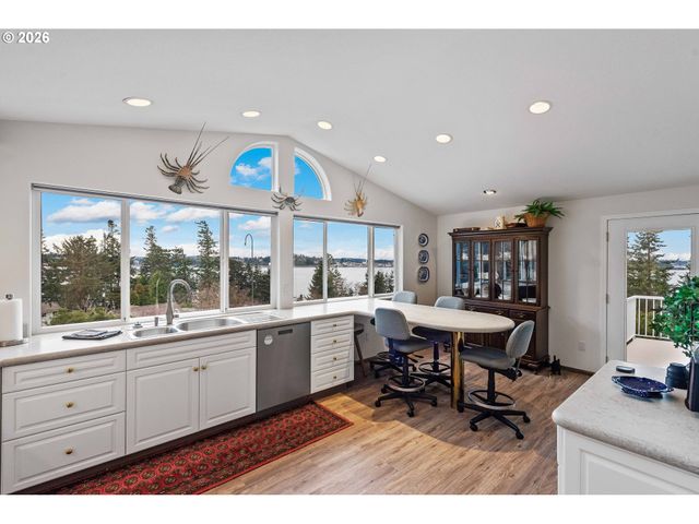 93961 BRIDGE VIEW Ln, North Bend, OR 97459