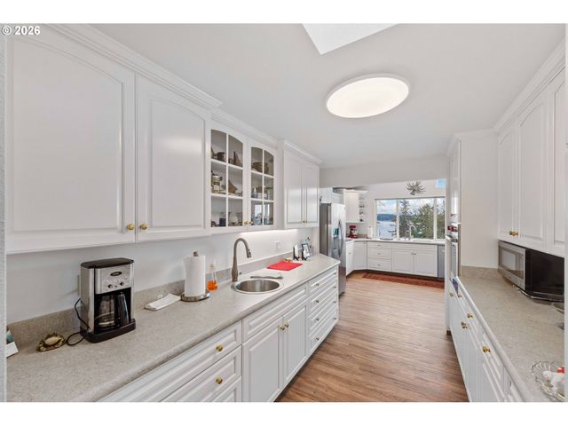 93961 BRIDGE VIEW Ln, North Bend, OR 97459