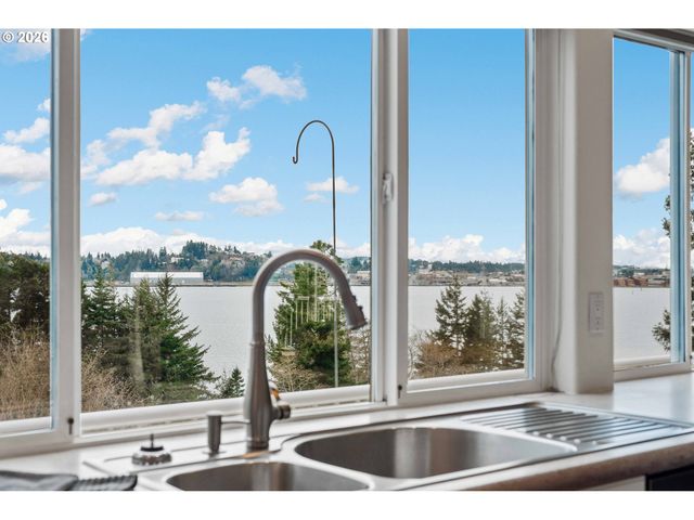 93961 BRIDGE VIEW Ln, North Bend, OR 97459