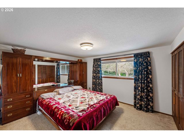 93961 BRIDGE VIEW Ln, North Bend, OR 97459