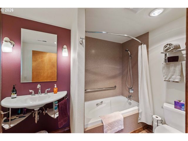 93961 BRIDGE VIEW Ln, North Bend, OR 97459