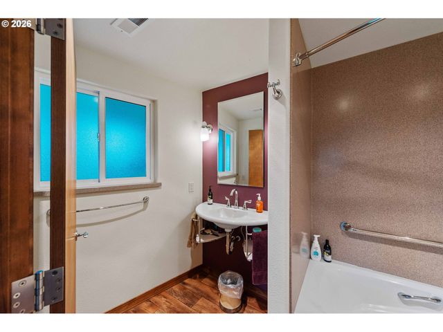 93961 BRIDGE VIEW Ln, North Bend, OR 97459