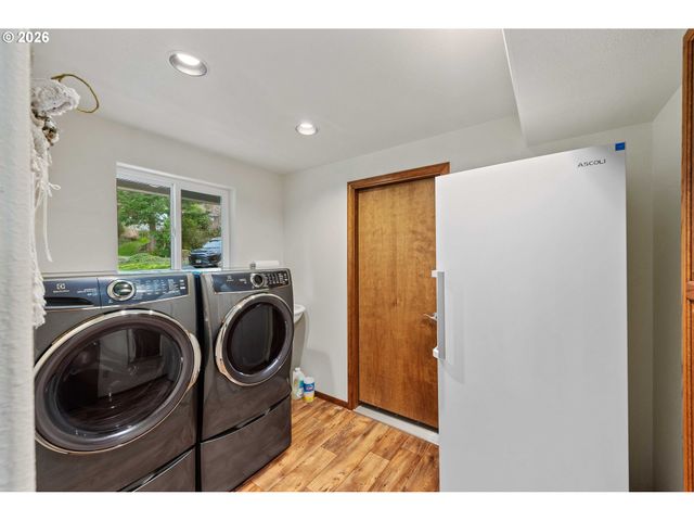 93961 BRIDGE VIEW Ln, North Bend, OR 97459