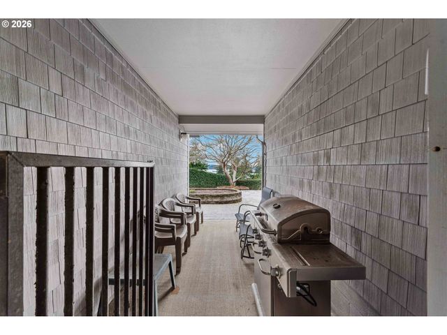 93961 BRIDGE VIEW Ln, North Bend, OR 97459