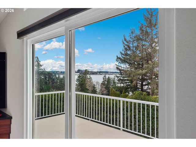 93961 BRIDGE VIEW Ln, North Bend, OR 97459