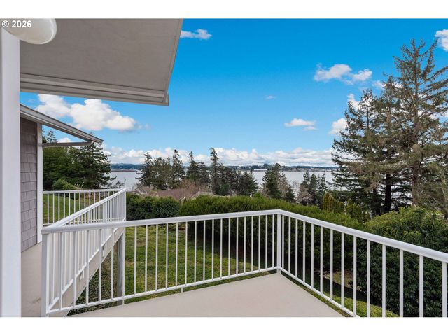 93961 BRIDGE VIEW Ln, North Bend, OR 97459