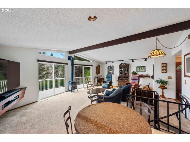 93961 BRIDGE VIEW Ln, North Bend, OR 97459