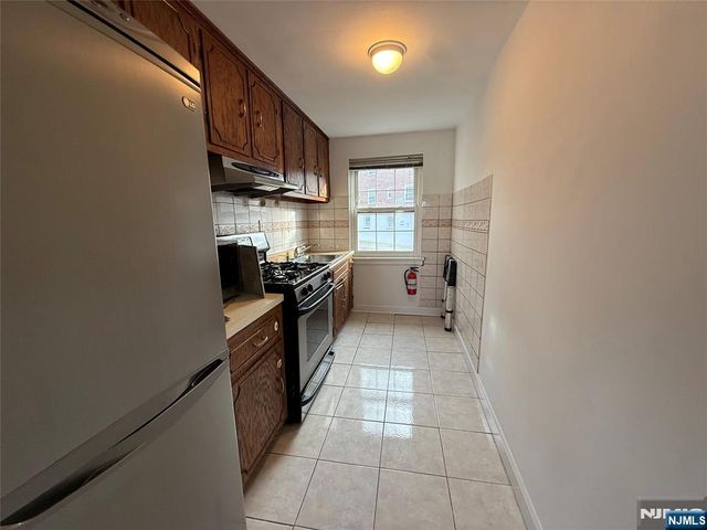 275 Grand Avenue 15B, Englewood, NJ 07631