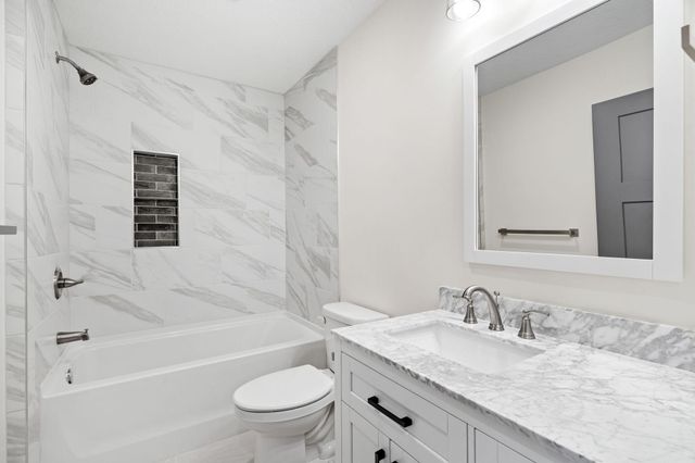 425 W 8th Street 21, New Richmond, WI 54017