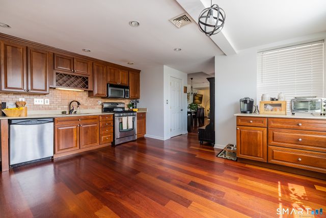 90 2nd Street, Fairfield, CT 06825