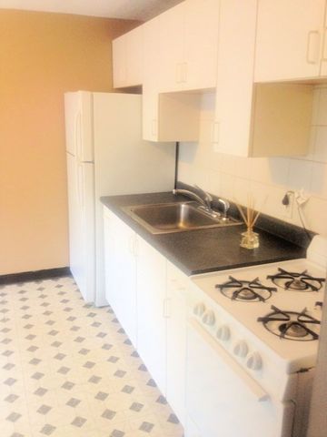16 Abington Ave 2R, Holbrook, MA 02343