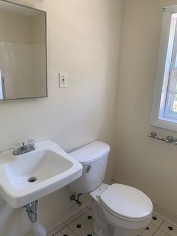16 Abington Ave 2R, Holbrook, MA 02343