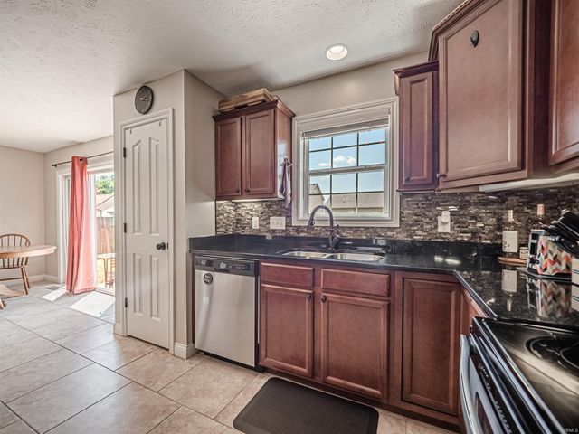 8802 Wynnfield Drive, Evansville, IN 47725