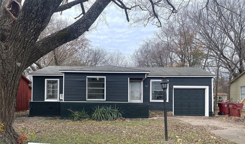 1305 Lynn Street, Bonham, TX 75418