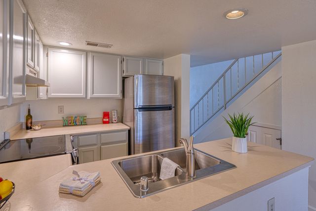 3301 Monroe Street NE UNIT B17, Albuquerque, NM 87110