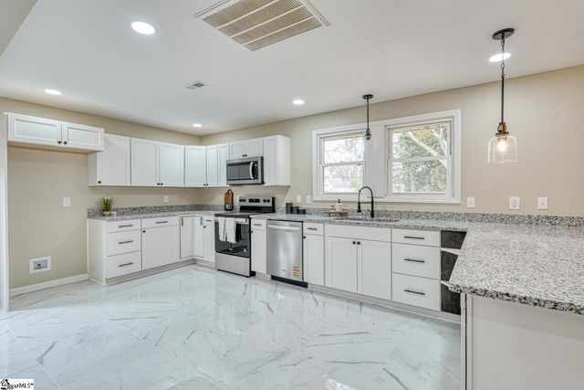 530 W Hayne Street, Woodruff, SC 29388