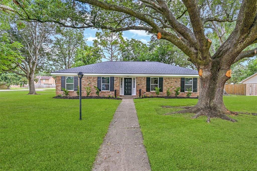 102 E Wildwinn Dr Drive, Alvin, TX 77511