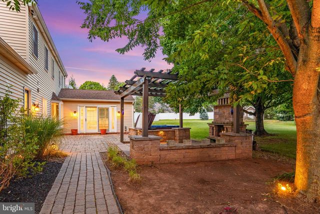 1575 GREENBRIAR RD, York, PA 17404