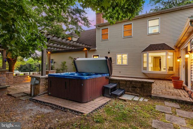 1575 GREENBRIAR RD, York, PA 17404