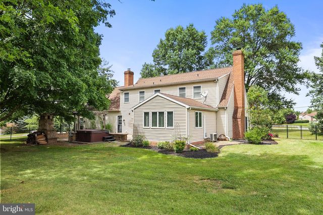 1575 GREENBRIAR RD, York, PA 17404