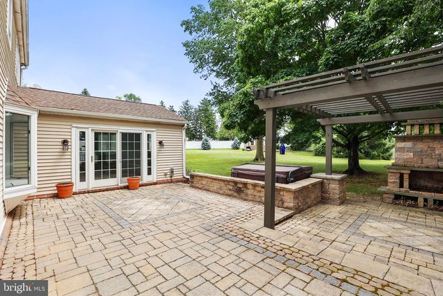 1575 GREENBRIAR RD, York, PA 17404